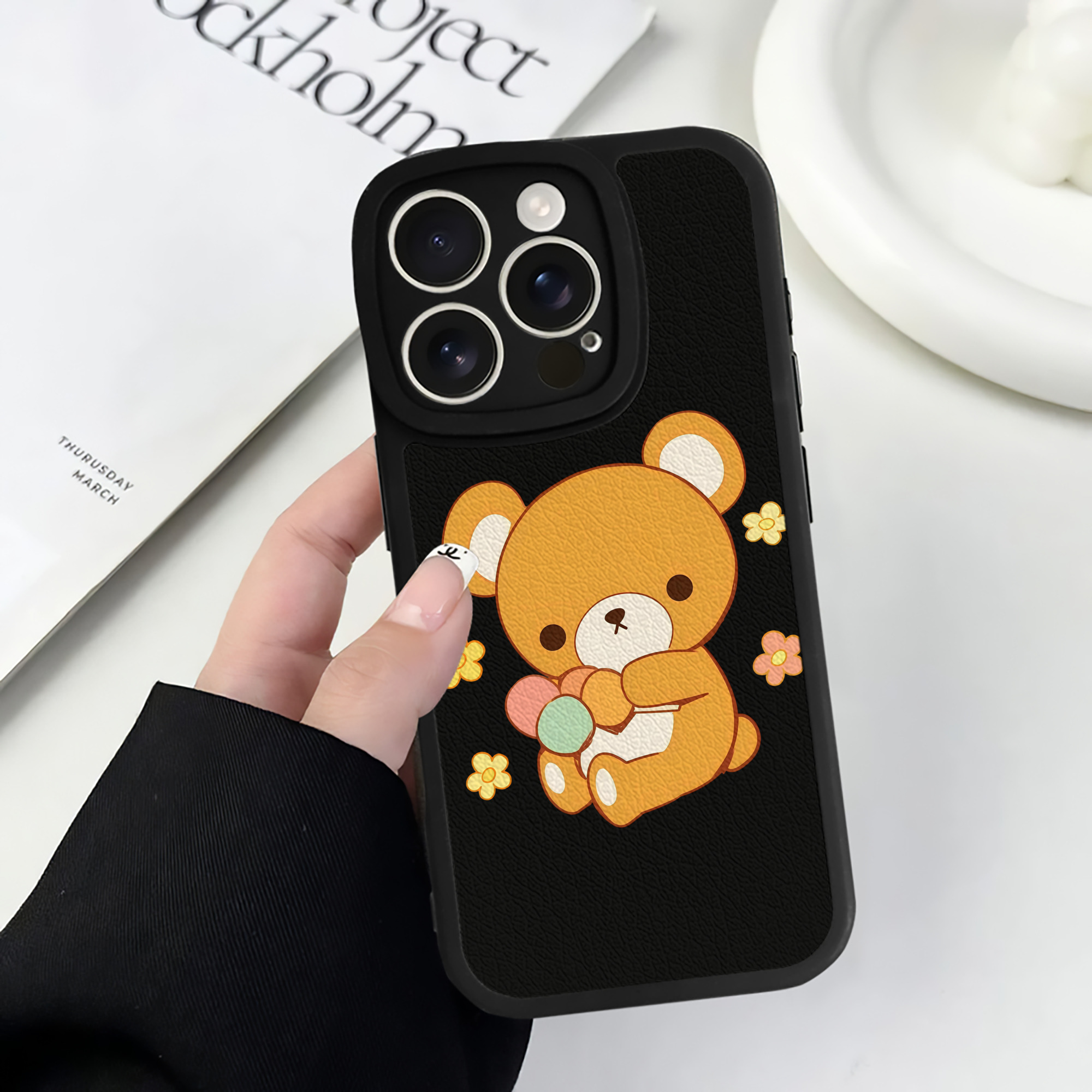 （画像用） リラックマ リラックマ キイロイトリ Rilakkuma Korilakkuma Kiiroitori 【iPhone 16シリーズ対応】シリコンスマホケース（レザー調） 材質：シリコン